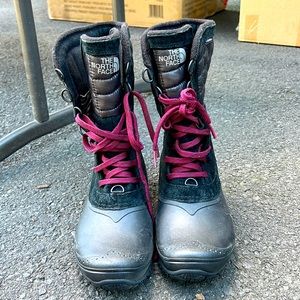 North Face women’s boots never worn